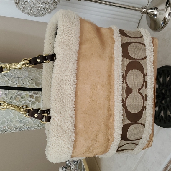 π₯³πHOST PICK!ππ₯³ π COACH Signature Fur-Trimmed Handbag π - Picture 11 of 16